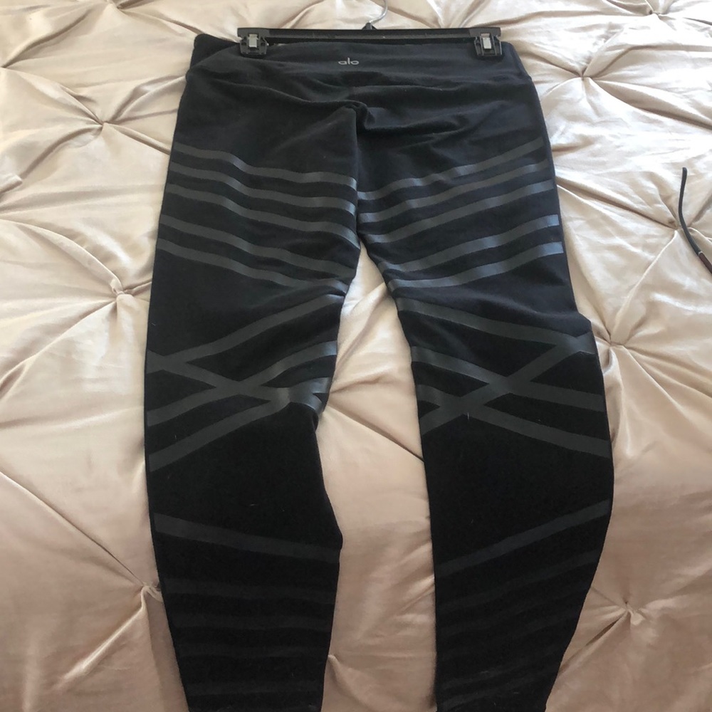 Alo leggings with zig zag design.  Good condition.